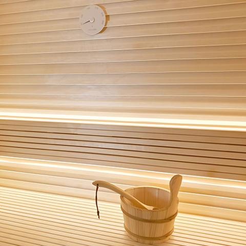 SaunaLife Accessory Package 4 Wooden 1-Gallon Sauna Bucket Set with Wood Ladle and White Thermometer