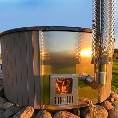 SaunaLife Model S4N wood-burning hot tub outdoor with thermo-spruce exterior